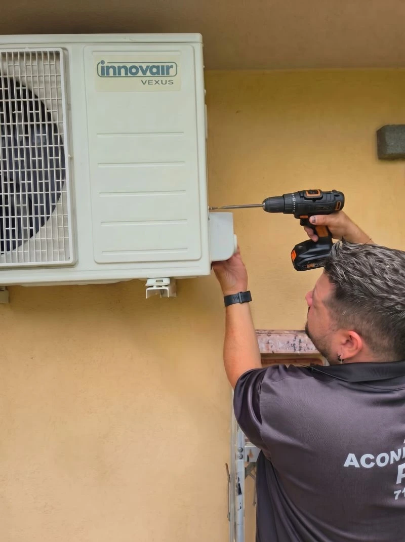 Inicio Técnico realizando instalación de aire acondicionado en Costa Rica - Airerys